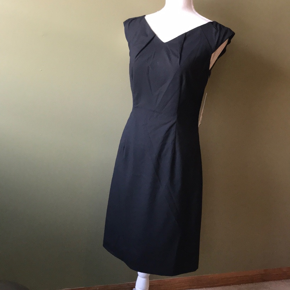 Dress with neckline pleats